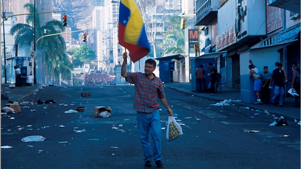 Un venezolano hondea la bandera durante la manifestación del once de abril. (RAMÓN LEPAGE)