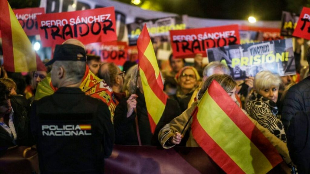 Manifestantes cerca de la sede del PSOE. (RICARDO RUBIO/EUROPA PRESS)