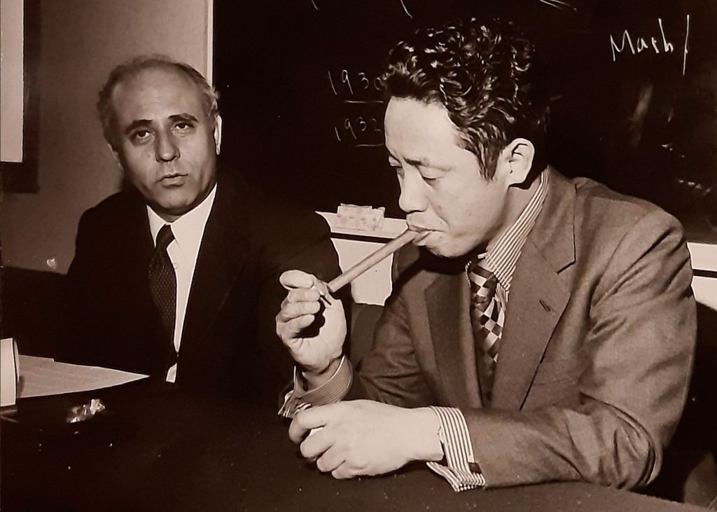 El premio Nobel Leo Esaki y Manuel Calvo Hernando, en un coloquio de la Asociación Española de Periodismo Científico en la Universidad Autónoma. (FOTO: MONTAL / ARCHIVO APM)