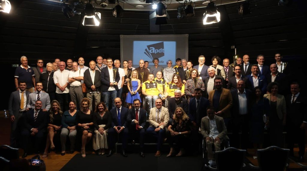 Premiados y autoridades tras la finalización de la gala.