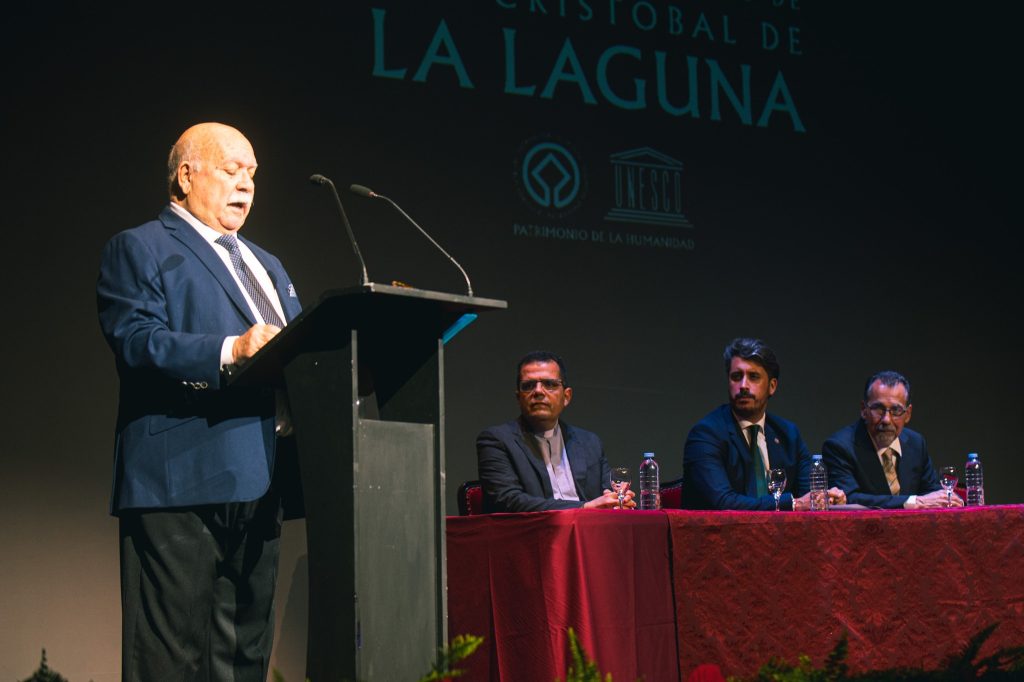 Domingo Barbuzano, durante la lectura del pregón. (FOTO AYUNTAMIENTO DE LA LAGUNA)