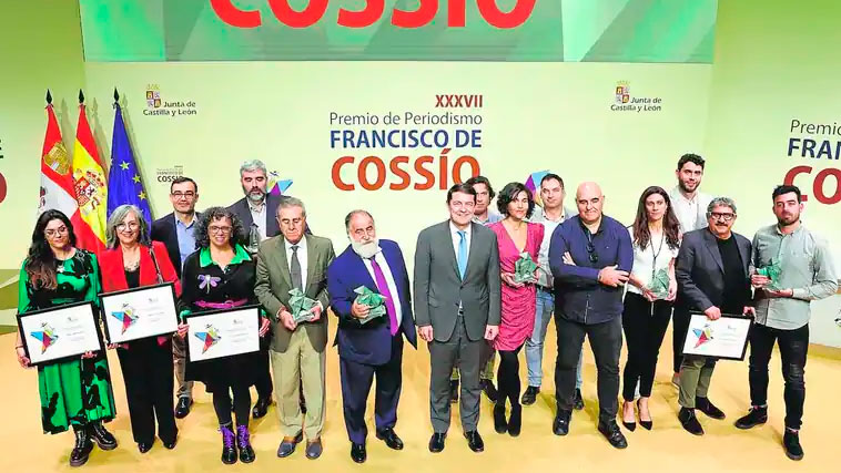 Foto de familia de los galardonados con los Premios Cossío. (FOTO I. TOMÉ)