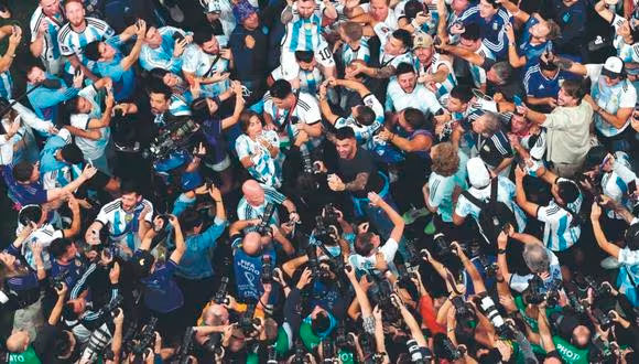 Fotoperiodistas y camarógrafos siguen la celebración de los jugadores de Argentina por la Copa del Mundo Qatar 2022. (AFP)