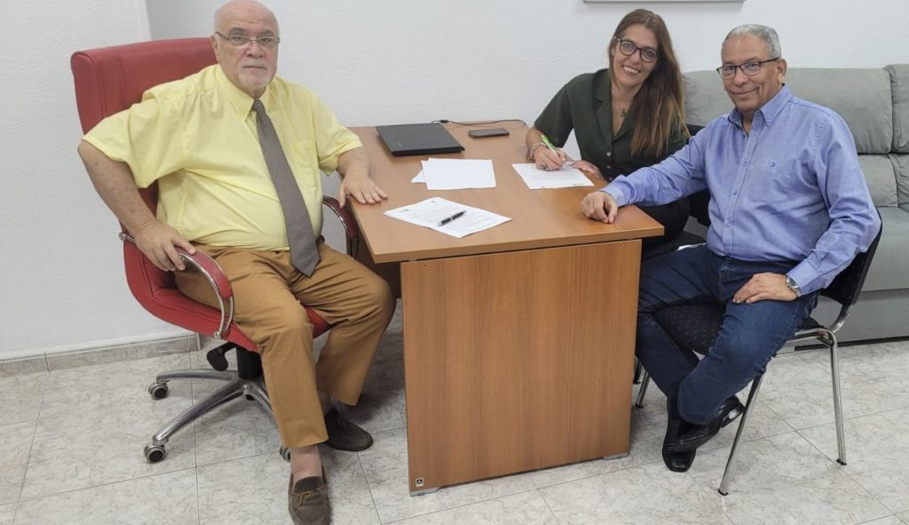 Firma de acuerdo en la sede de la APT. 