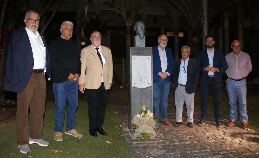 Ofrenda floral ante el busto de Patrico Estévanez. (JOSÉ LUIS RODRÍGUEZ/ACAN)