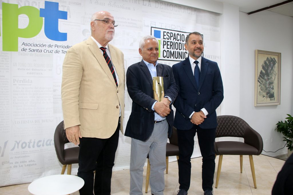 Juan Cruz Ruiz posa con el Premio Patricio Estévanez junto a Salvador García (izquierda) y José Manuel Bermúdez. (JOSÉ LUIS RODRÍGUEZ/ACAN)