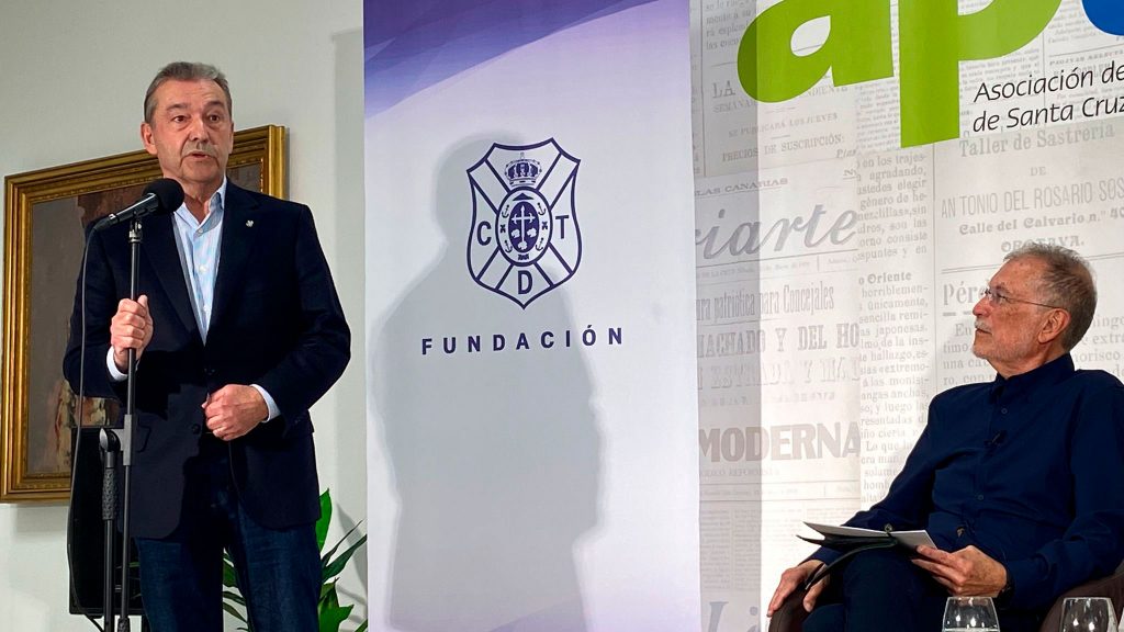 El presidente del CD Tenerife, Paulino Rivero, presenta la sesión del Foro Ángel Arocha dedicada al fútbol en el barrio de El Toscal.
