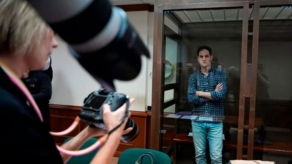 Evan Gershkovich, reportero del Wall Street Journal, enjaulado en una sala del Tribunal Municipal de Moscú. (AP PHOTO/ALEXANDER ZEMLIANICHENKO)