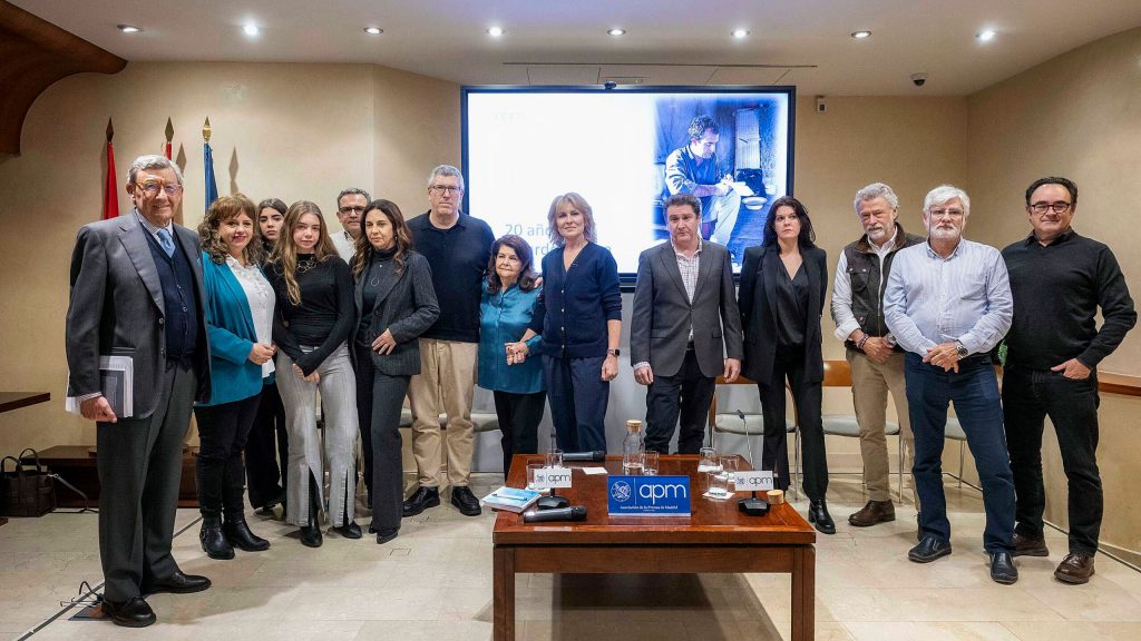 Compañeros, familiares y amigos de Ricardo Ortega, en el homenaje a su figura, 20 años después de su asesinato. (MIGUEL BERROCAL/APM)