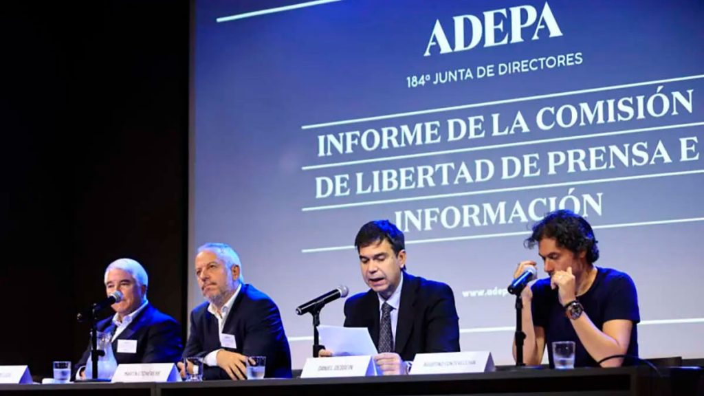 Un momento de la presentación del informe, a cargo de Daniel Dessein. (ADEPA)