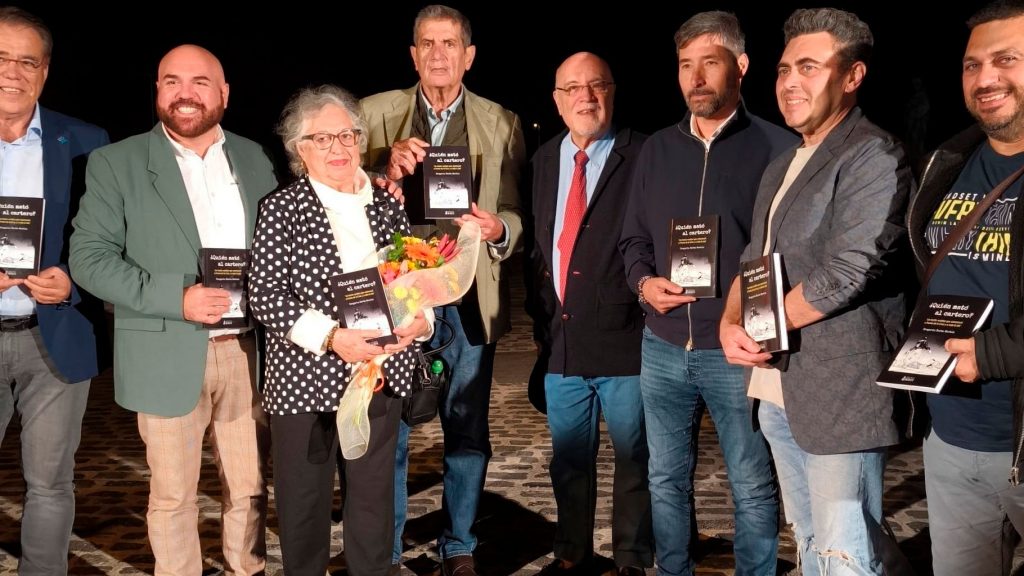 El alcalde de Puerto de la Cruz, Marco González (2I), y Gregorio Dorta (4I), junto a la viuda de Manuel Cabrera.