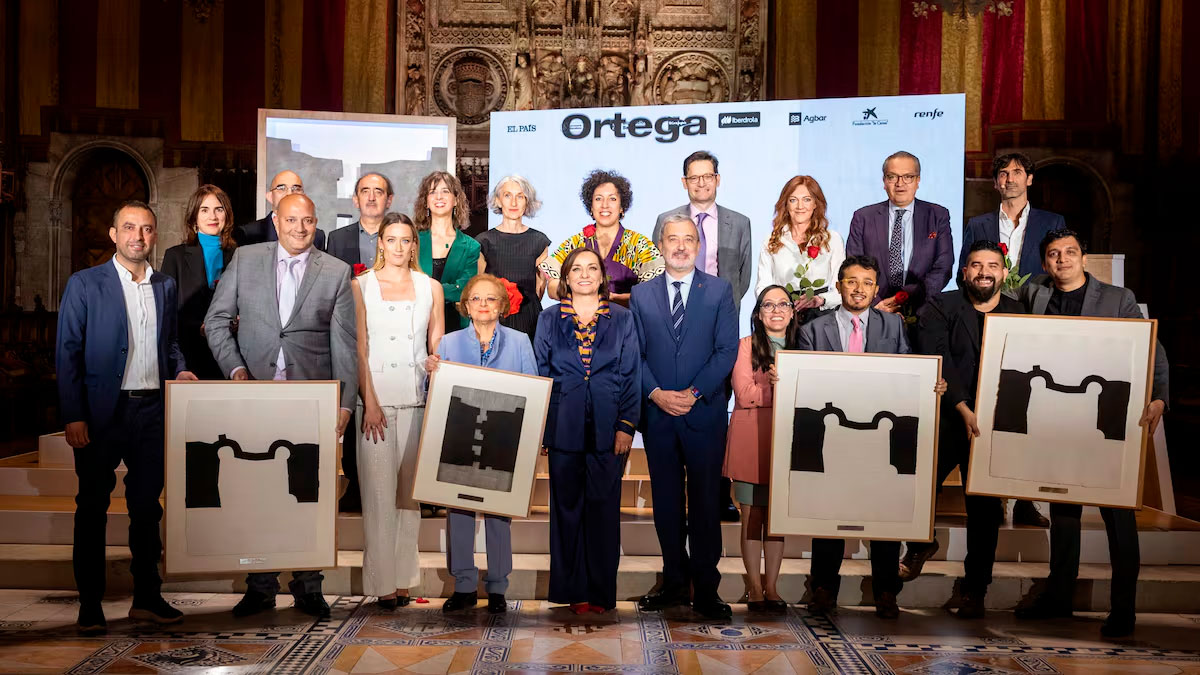 Fotografía de familia con los premiados con los Ortega y Gasset. (GIANLUCA BATTISTA / ELPAÍS)