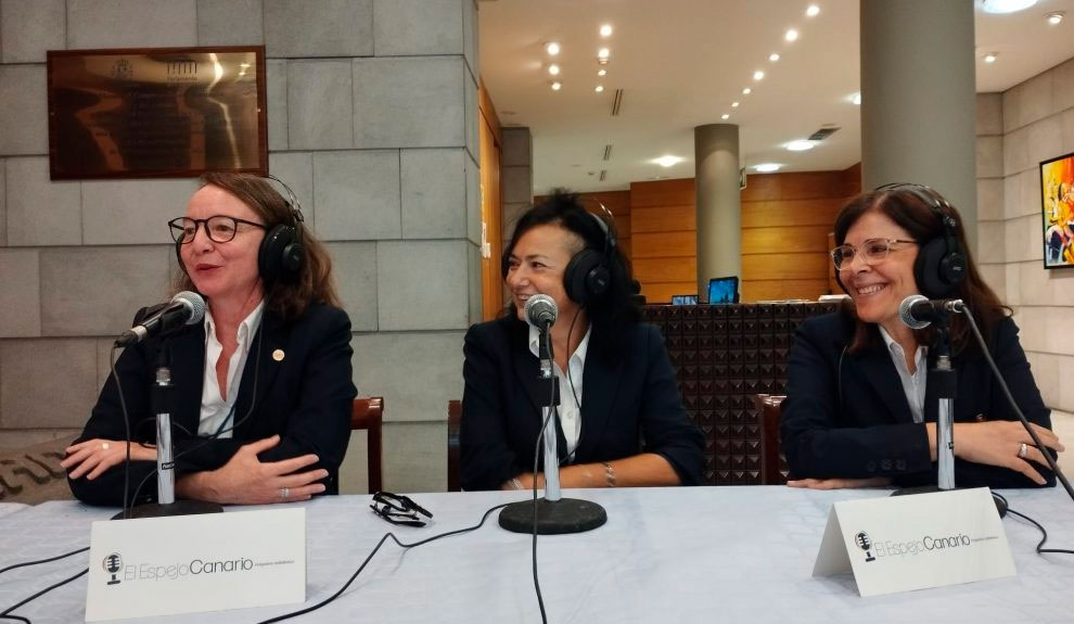 Almudena Sánchez, Blanca Delia García y Mar Bermudo en el set de ‘El Espejo Canario’ en el Parlamento de Canarias.