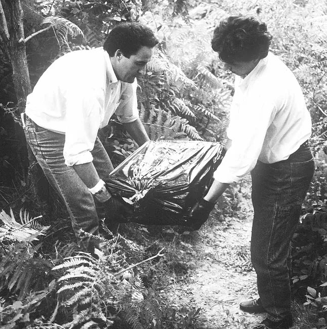 Ricardo Arques (izq) y Melchor Miralles en el ‘zulo’ de los GAL encontrado en agosto de 1987.