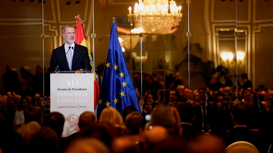 El rey pronuncia un discurso durante el acto de entrega del Premio de Periodismo Francisco Cerecedo en su XLI edición. (EFE/JUANJO MARTÍN)