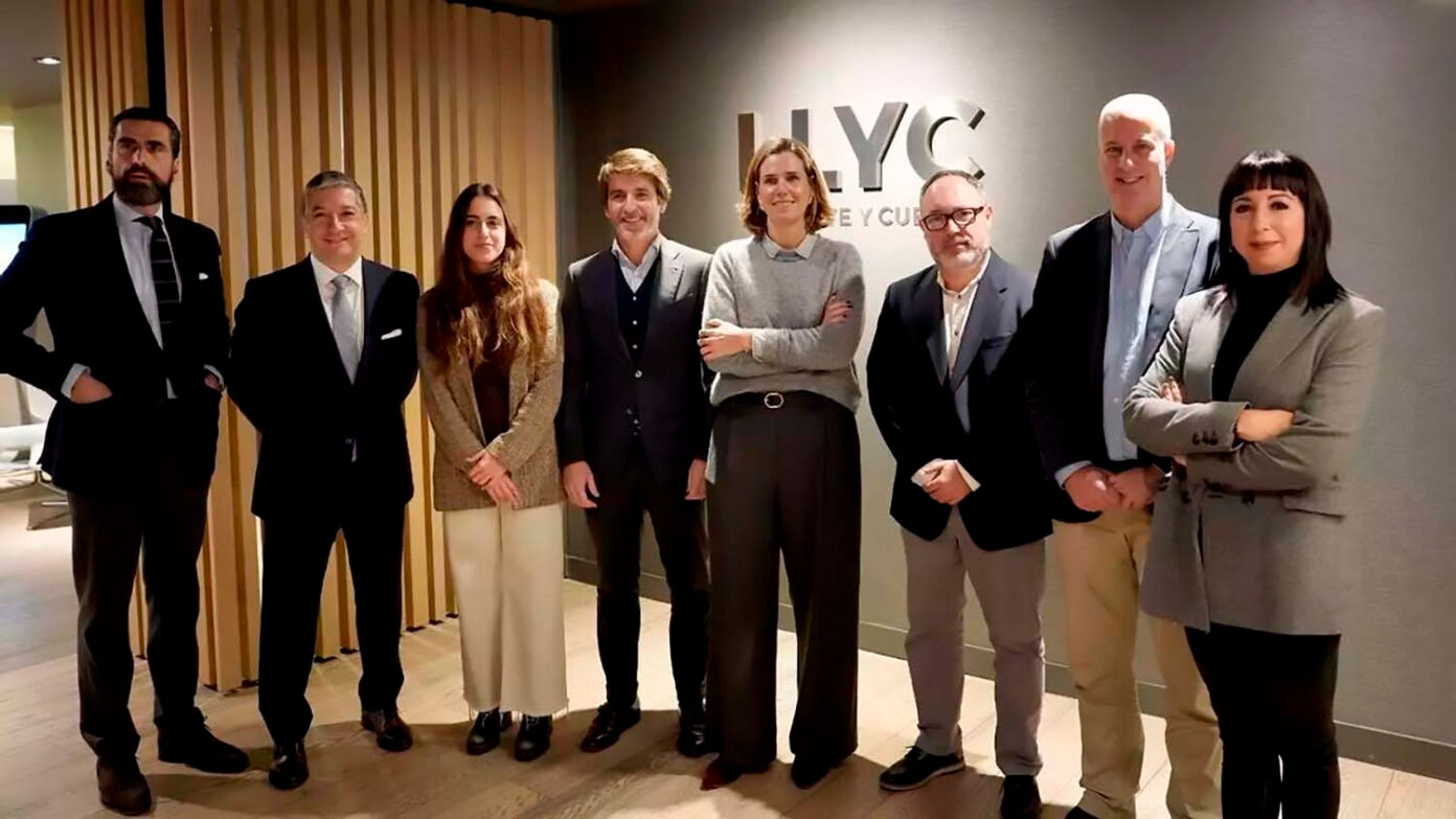 Directivos de Llorente y Cuenca y de Prensa Ibérica.