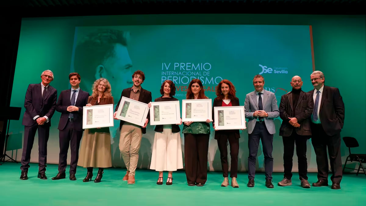 Foto de familia de los premiados en la IV edición del Premio Internacional de Periodismo Chaves Nogales. (APS)