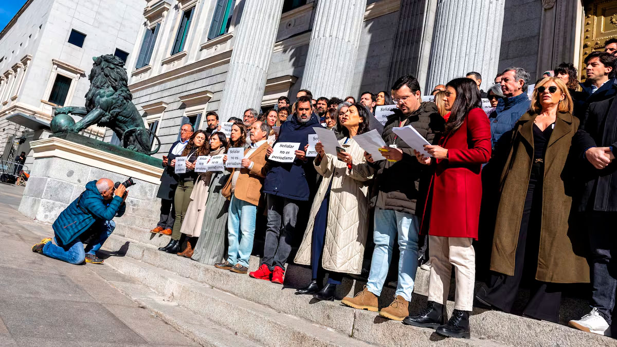 Periodistas parlamentarios protestan el 26 de febrero de 2025 ante el Congreso contra los “comportamientos inaceptables” de los activistas ultras.