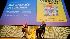 Los periodistas Julián Quirós y Javier Visiers durante uno de los debate del XXVI Congreso de Periodismo de Huesca