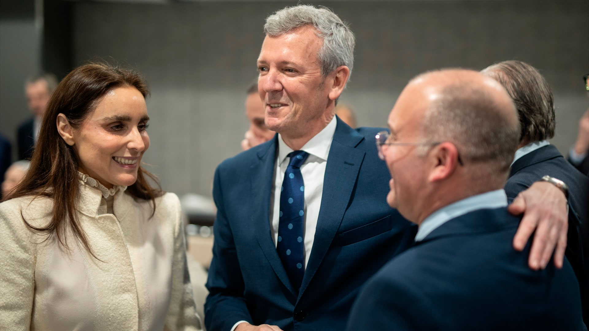 Alfonso Rueda con la presidenta del Club Siglo XXI, Paloma Segrelles, y el portavoz del PP en el Congreso, Miguel Tellado, este jueves en Madrid