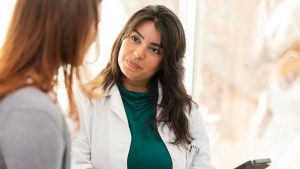 Doctora atiende a paciente