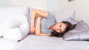 mujer quejándose de dolor