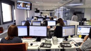 Periodistas en una sala de redacción.