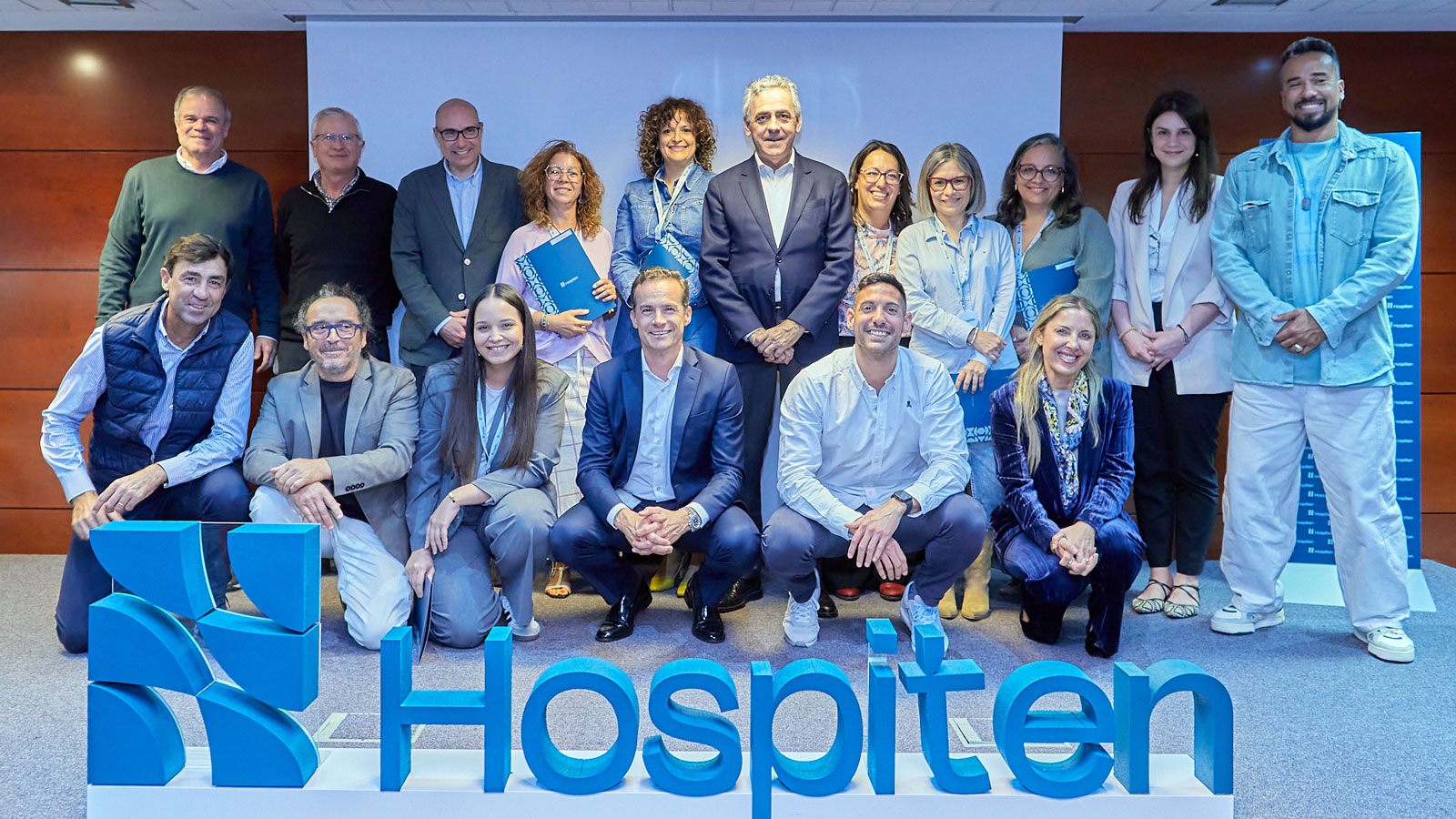 Foto de familia de la segunda edición del Reto 180 de Hospiten.