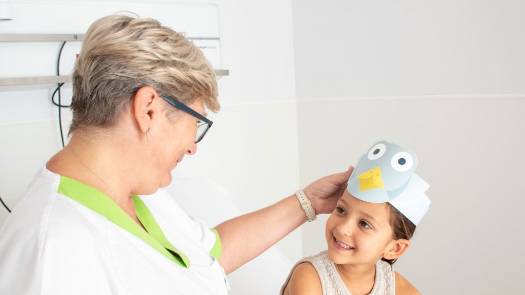 Enfermera con un niño