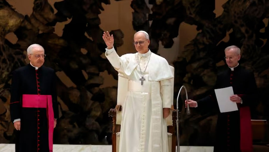 León XIV durante su audiencia en el Aula Pablo VI del Vaticano.
