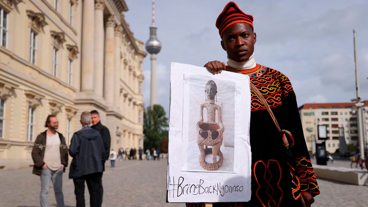 Un hombre exige la devolución de la estatua de la diosa Ngonnso frente al Foro de Humboldt (Berlín) el pasado septiembre. (Sean Gallup/Getty Images)