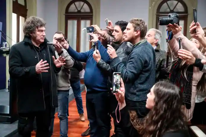 El presidente de Argentina, Javier Milei, atiende a periodistas.
