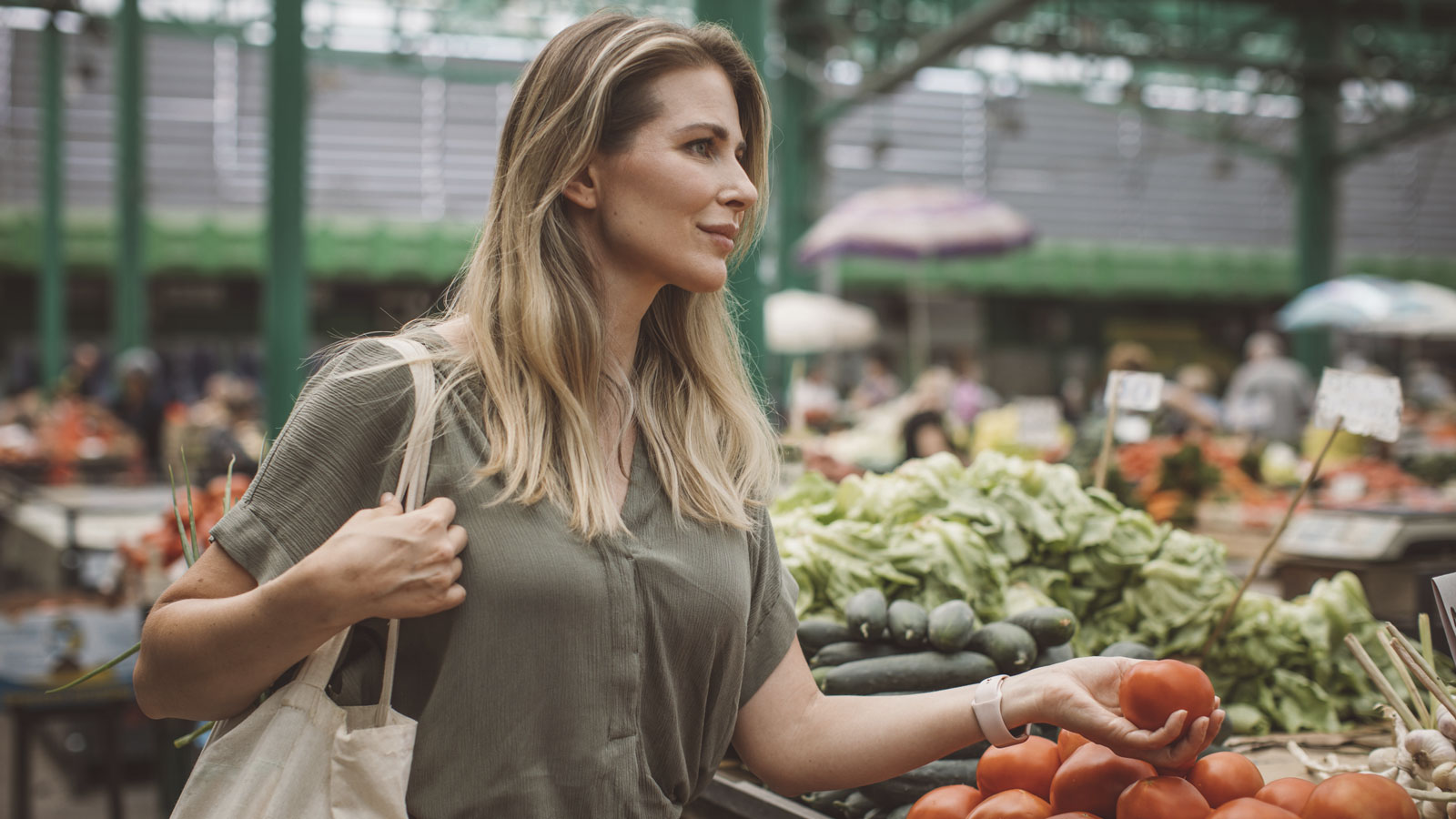 Mujer comprando alimentos frescos