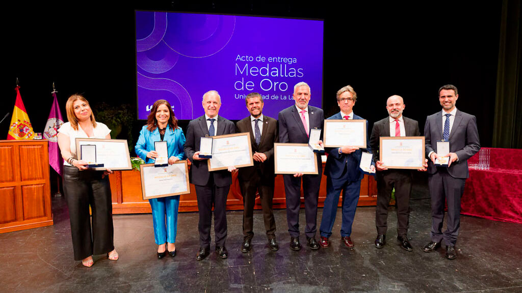 El rector, Francisco García (4i), en la foto de familia junto a los reconocidos por la Universidad de La Laguna. (Emeterio Suárez)