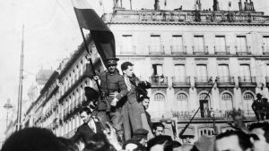 Un soldado ondea la bandera republicana tras la victoria republicana en las elecciones de 1931. (Getty Images)