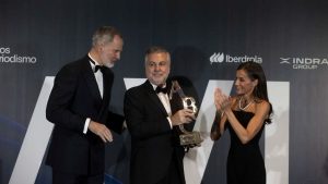 Carlos Alsina recibe el premio Luca de Tena de manos de los Reyes. (ABC)