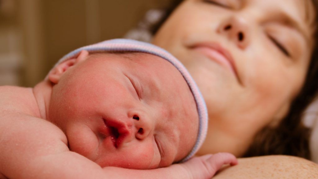 Una madre y su bebé recién nacido