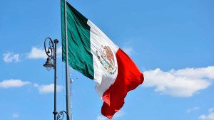Bandera de México ondeando