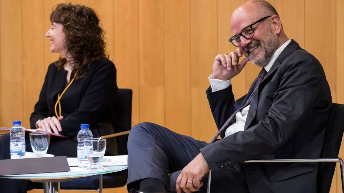 Ramón Besa con Elisenda Tarrats, decana de la Facultat de Empresa y Comunicación, en el acto de investidura de Doctor Honoris Causa por la Universitat de Vic. (Joan Sánchez)