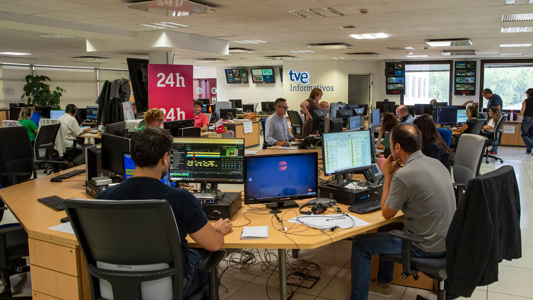 Mesa de redacción de informativos en Torrespaña. (RTVE)