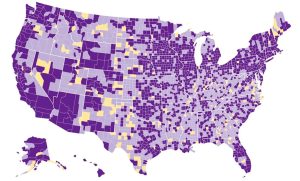 Mapa de Estados Unidos que muestra el número de medios informativos locales por condado. En amarillo, los condados sin ningún medio local (213 en total); en lila claro, los que cuentan con un solo medio (1.524 condados); y en morado oscuro, los que disponen de dos o más medios de comunicación locales