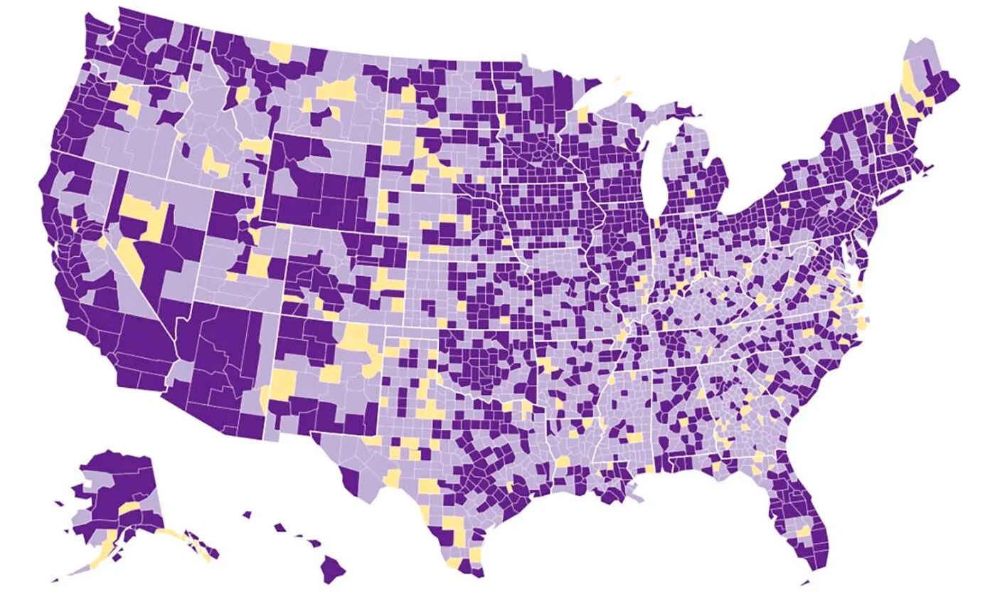 Mapa de Estados Unidos que muestra el número de medios informativos locales por condado. En amarillo, los condados sin ningún medio local (213 en total); en lila claro, los que cuentan con un solo medio (1.524 condados); y en morado oscuro, los que disponen de dos o más medios de comunicación locales