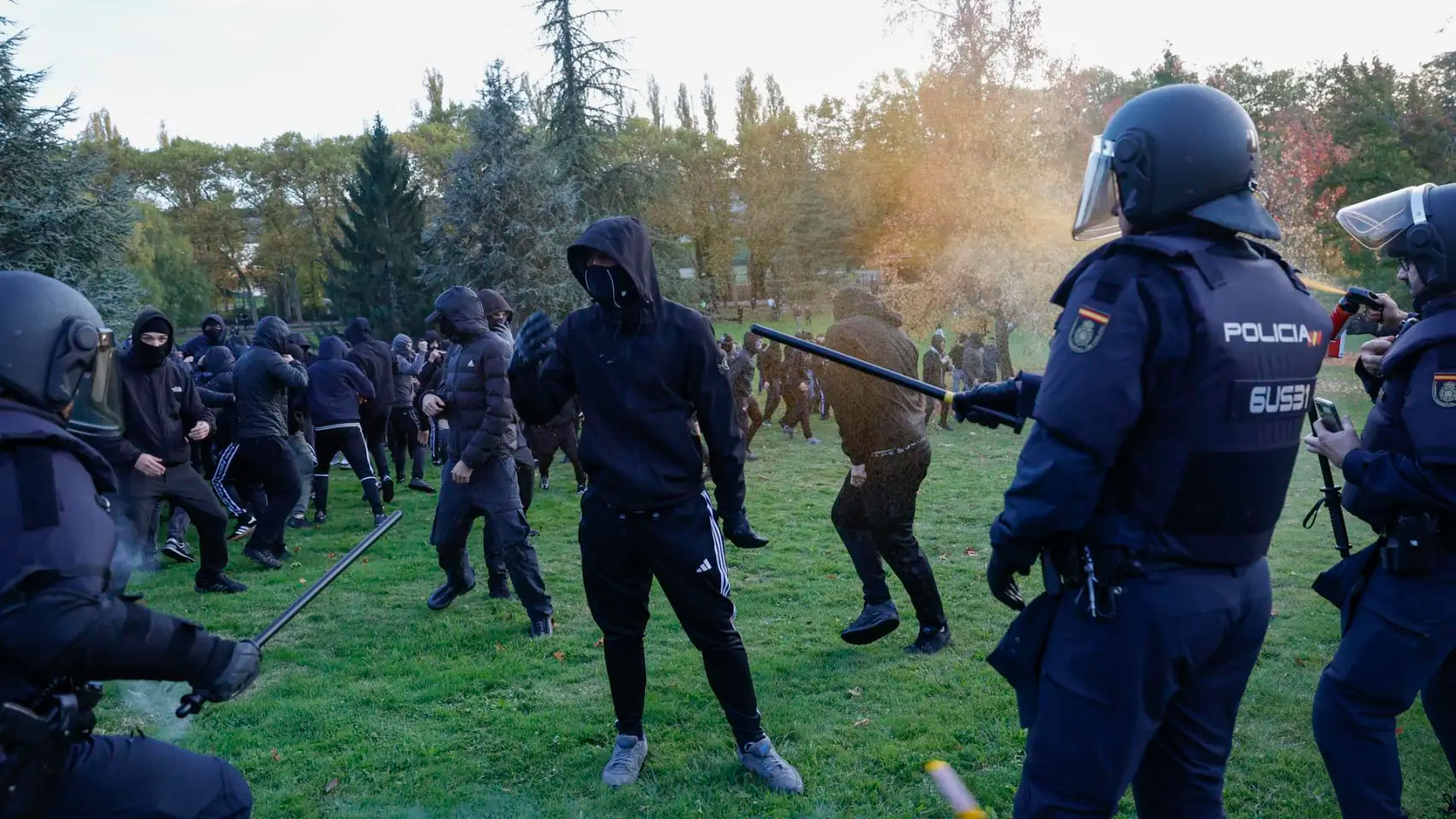 Antidisturbios de la Policía dispersando a los radicales en la Universidad de Navarra. (Jesús Diges/Efe)