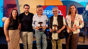 Gervasio Sánchez (3i) premiado en el Festival Periplo junto a Salvador Paniker (4i).