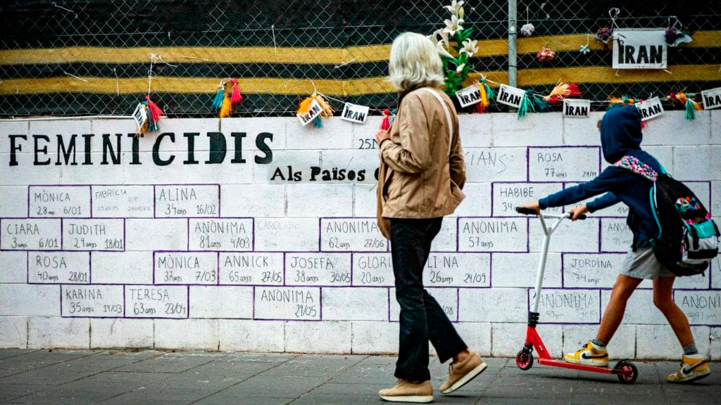 Una mujer y un niño observan un homenaje a las víctimas de feminicidios. (PorTodas / Kike Rincón)