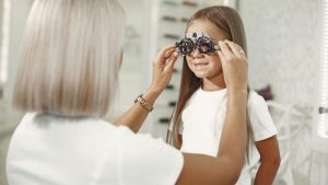 Exploración oftalmológica de una niña.
