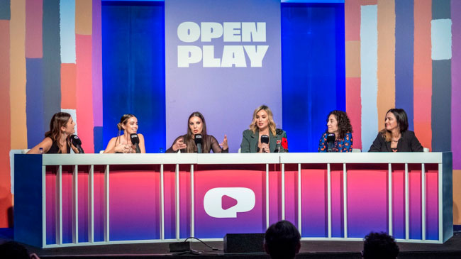 Mesa de presentación de Open Play