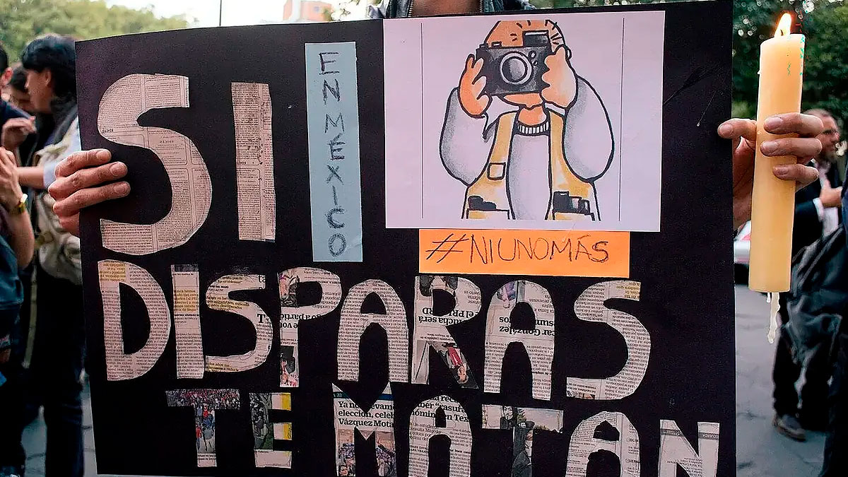 Un joven sujeta una pancarta contra el asesinato de periodistas en México durante una protesta. (Sergio Ortiz/Amnistía Internacional)
