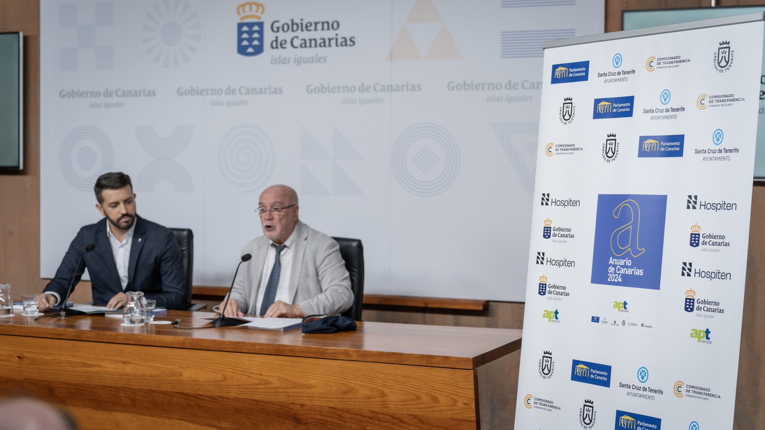 Jonathan Domínguez Roger y Salvador García Llanos, durante la presentación del Anuario de Canarias 2024 celebrada en la Presidencia del Gobierno de Canarias en Santa Cruz de Tenerife. (Mauro Rodríguez/Gobierno de Canarias)