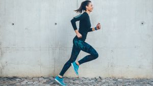Una mujer realiza ejercicio físico.
